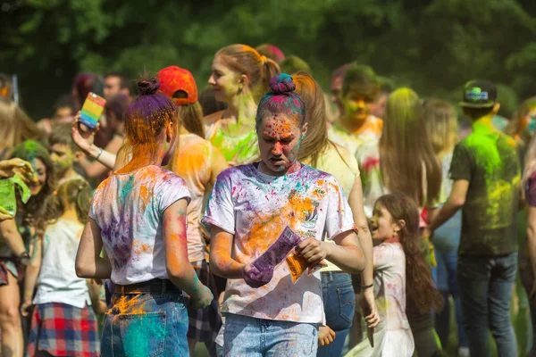 KRASNODAR, RUSSIA - May11,2018: Renkler Festivali, geleneksel Hint Holi festivali. Gençler Holi bayramında renkli pudra atarken eğleniyorlar. Renkli boya festivali. Renk Festivali
