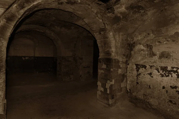 Velho Túnel Abandonado Numa Adega Subterrânea Entrada Para Catacumbas Fortaleza — Fotografia de Stock