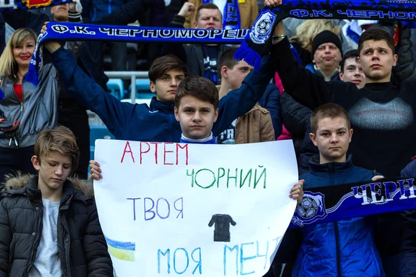 Odessa, Ukrayna 03/17/2018: stadyum tribünlerde seyirci. Stadyumda futbol taraftarları. Mutlu ve sallayarak flamalar Fc Chernomorets rafları fanlar bulunmaktadır