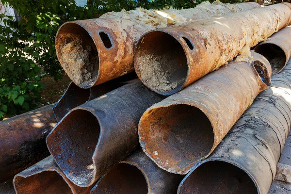 Eski büyük su boruları parçaları. Sonra uzun yıllar çalışma yok edilen metal boru yok edildi. Sebze çelik boru delik korozyon ile. Paslı metal boru. Seçici odak