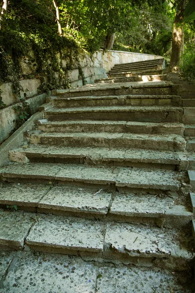 Μια Παλιά Εξωτερική Εξωτερική Πέτρινη Σκάλα Πέτρα Τσιμέντο Βήματα Παλιά — Φωτογραφία Αρχείου