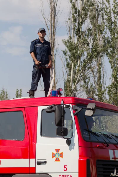 オデッサ ウクライナ 2017 消防車の消防士 オープンエアの特殊装備消防車両 消防車 水燃焼ゾーン 消防士の水 — ストック写真