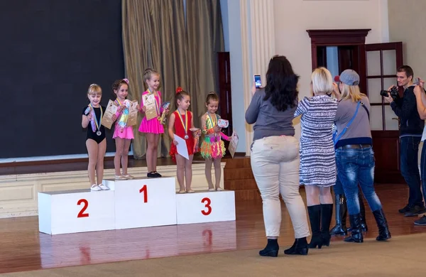 乌克兰奥德萨 一名年轻女子在索雷诺瓦尼亚体操片表演运动员上拍照 选择性对焦 — 图库照片