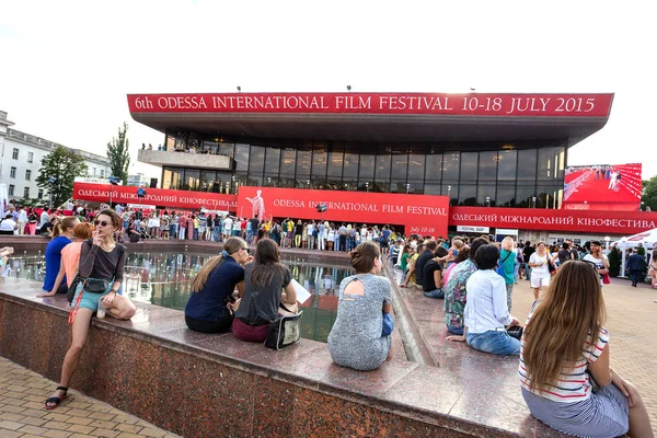 Odessa, Ukrayna - 10 Temmuz 2015: 6 Uluslararası Film Festivali Odessa, kırmızı halı açılış. Bir fotoğrafçı olarak çalıştı. Birçok seyirci ve paparazzi göz alıcı konuklar karşıladı.