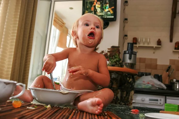 Küçük Sevimli Kız Kendini Plaka Salata Kaşıkla Yiyor Masaya Oturur — Stok fotoğraf