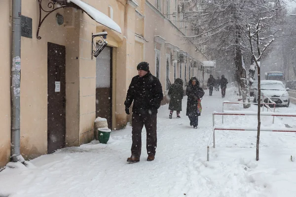 Odessa, Ukrayna-Ocak 16, 2018: Güçlü kar yağışı, Siklon kışın şehir sokaklarda. Arabalar karla kaplıdır. Kaygan yol. Kışın kötü hava: şiddetli kar yağışı ve kar fırtınası. Yayalar kar üzerinde gitmek