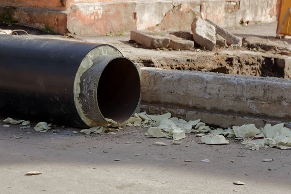 Odessa, Ukrayna - 2017 yaklaşık: Onarım şehir su kaynaklarının. Eski paslı metal borular plastik borular üzerinde değiştirme. Yeni modern teknolojiler kentsel mühendislik ağlar. Şehir su boru hattı