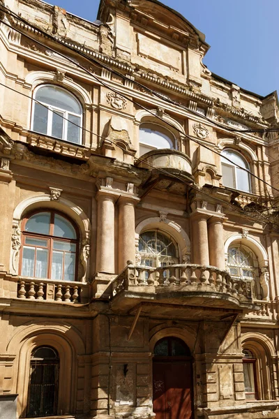 Oude Begroeid Geruïneerd Stenen Balustrades Oude Antieke Balkon Verwoeste Ladders — Stockfoto