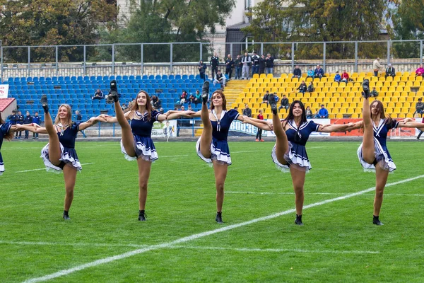 Odessa, Ukrayna - 21 Ekim 2017: Sahne alanı'nda çocuk. Genç çocuk topluluğu Stadyumu yeşil çimenlerin üzerinde Ulusal kostüm dans dans. Stadyumda dans çocuk