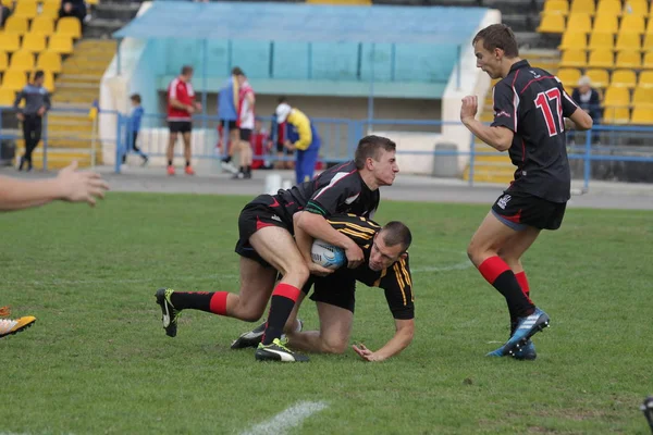 Odessa, Ukrayna - 29 Eylül 2018: Final Oyunları Şampiyonası Ukrayna'nın en güçlü takımları Rugby-7. Rugby topu alan üzerinde. Rugby topu için ağır mücadele sahip. Takım sporcular oyuncular sahada