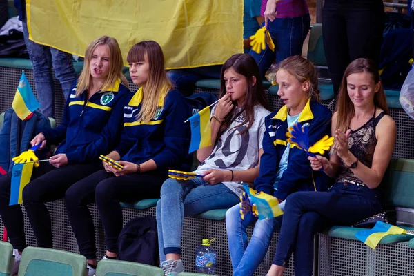Odessa, Ukrayna - 16 Eylül 2016: Seyirci Bayanlar Voleybol Avrupa Şampiyonası sırasında tribünlerde. Oyun oyun favori kadın takımın başına taraftarların duygusal deneyimler