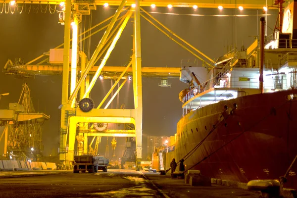 Odessa 21 Kasım: konteynerler içinde iyichevck seaport Denizcilik gemi üzerinde gece, gündüz, 21 Kasım 2012 yükleme boşaltma odessa, Ukrayna