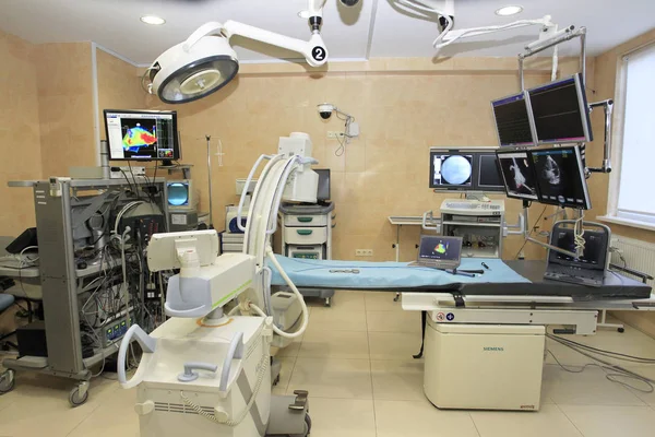 Odessa, Ukrayna - 9 Ekim 2012: Modern Diagnostik tıbbi donatımı veri merkezi ameliyathane içinde ziyaret sırasında Başbakan Ukrayna Mykola Azarov, 9 Ekim 2012 Odessa, Ukrayna.