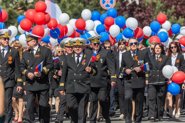 Novorossiysk, Rusya - 1 Mayıs 2018: Mayıs günü gösteri. Barış! İş! Mayıs! İnsanlar ile tatil geçit töreni sırasında Bayrak İşçi Bayramı kutlamak. 1 Mayıs günü tüm çalışan insanlar. Koloni içinde yürüyen insanlar
