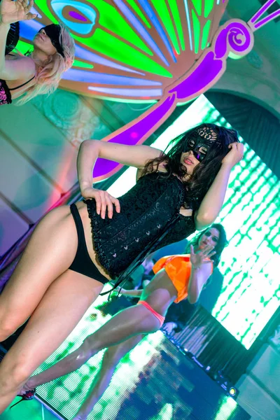 Odessa - 27 Nisan: tatil sezonu satıcı ziyaret edenler arifesinde yeni modern ışık gösterisi prova gece kulübü. Hoş güzel dansçı yeni konser eğlence programı, 27 Nisan 2014, Odessa, Ukrayna