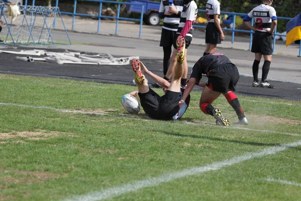 Odessa, Ukrayna - 29 Eylül 2018: Final Oyunları Şampiyonası Ukrayna'nın en güçlü takımları Rugby-7. Rugby topu alan üzerinde. Rugby topu için ağır mücadele sahip. Takım sporcular oyuncular sahada