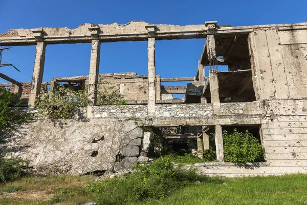 被爆炸摧毁 轰炸和炮击被毁建筑的废弃建筑 炮弹上的洞 子弹的痕迹和一座饱受战争蹂躏的建筑的墙壁上的碎片 被毁的老房子 — 图库照片