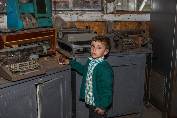 乌克兰尼古拉耶夫 Cirka 2013 破碎的旧放弃老式机械打字机在一个旧的机库不必要的过时的东西 这个男孩玩旧的坏了的打字机 — 图库照片