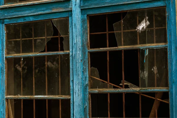 Jendela Pecah Sebuah Bangunan Bata Tua Yang Ditinggalkan Jendela Lama — Stok Foto