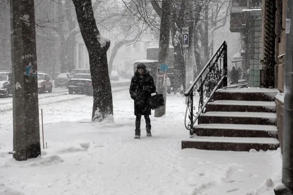 Odessa, Ukrayna-Ocak 16, 2018: Güçlü kar yağışı, Siklon kışın şehir sokaklarda. Arabalar karla kaplıdır. Kaygan yol. Kışın kötü hava: şiddetli kar yağışı ve kar fırtınası. Yayalar kar üzerinde gitmek