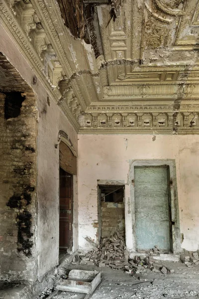 Terk edilmiş bir harabe binada bir antik 18. yy binası mistik iç, kalıntıları. Eski duvarlar, çöp ve çamur ile koridor mahvetti. Kalıp, alçı dekorasyon, kısma yok