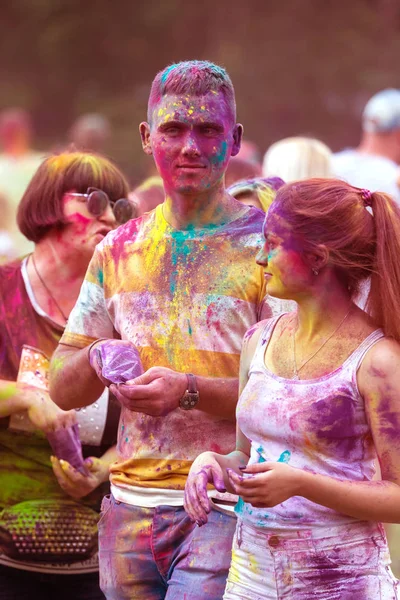 KRASNODAR, RUSSIA - May11,2018: Renkler Festivali, geleneksel Hint Holi festivali. Gençler Holi bayramında renkli pudra atarken eğleniyorlar. Renkli boya festivali. Renk Festivali
