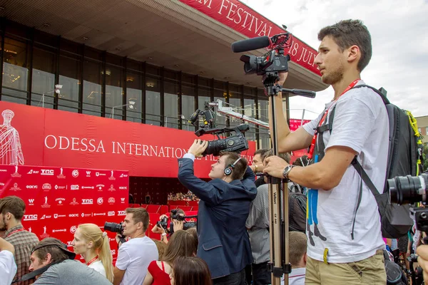 Odessa, Ukrayna - 10 Temmuz 2015: 6 Uluslararası Film Festivali Odessa, kırmızı halı açılış. Bir fotoğrafçı olarak çalıştı. Birçok seyirci ve paparazzi göz alıcı konuklar karşıladı.