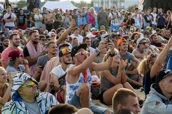 Οδησσός Ουκρανία Αυγούστου 2017 Μεγάλο Πλήθος Θεατών Ανεμιστήρες Στο Ροκ — Φωτογραφία Αρχείου