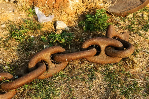 Vintage Rusty Anchor Winding Bollard Large Iron Anchor Chain Thrown — Stock Photo, Image