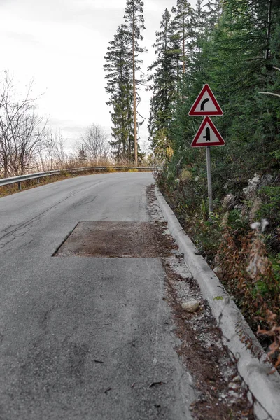 Beschädigte Asphaltstraße Mit Schlaglöchern Die Winter Durch Eisglätte Und Tauwetter — Stockfoto