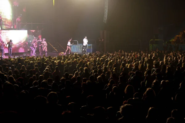 乌克兰奥德萨 2012年4月17日 流行音乐音乐会标志性的俄罗斯歌手菲利普 柯科罗夫在奥德萨 明亮多彩的灯光和戏剧表演与满屋 — 图库照片