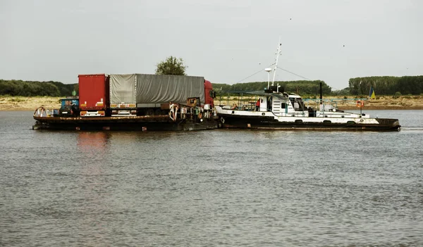 Tuna Nehri geçip küçük özel nehri feribot kargo uzun arabaya taşımak. Bir Nehri güverte kargo ve yolcu arabalarla feribot ve yolcu güvertede dar yerde Tuna haçlar. 2017 - Romanya