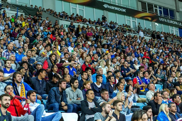 Odessa, Ukrayna - 15 Eylül 2016: Aktif futbol tribün taraftarlara