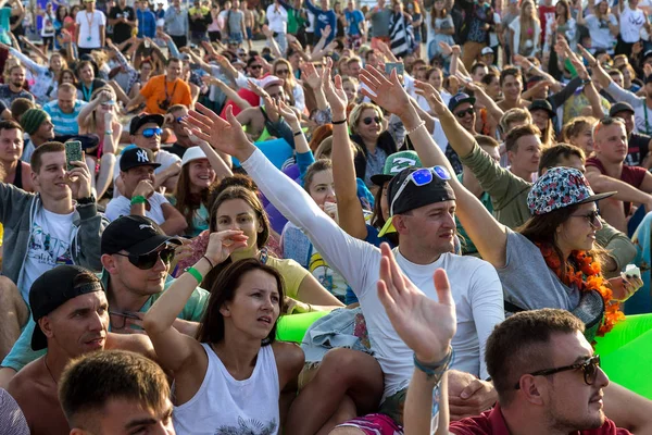 Odessa, Ukrayna -25 Ağustos 2017: büyük kalabalık, müzik sırasında rock konserinde hayranlarını gün boyunca. Seyirci kum Beach müzik ve spor festivali Z-Oyunlar sırasında
