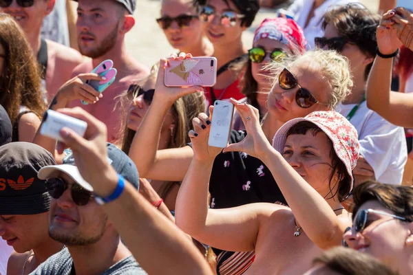 Odessa, Ukrayna -25 Ağustos 2017: büyük kalabalık, müzik sırasında rock konserinde hayranlarını gün boyunca. Seyirci kum Beach müzik ve spor festivali Z-Oyunlar sırasında