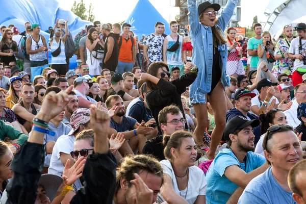 Odessa Ukrajna Augusztus 2017 Nagy Tömeg Nézők Rock Koncert Közben — Stock Fotó