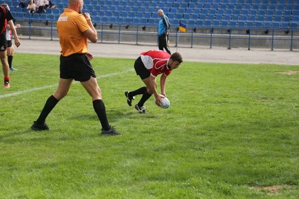 オデッサ ウクライナ 2018 ウクライナの選手権のラグビー の最強チームの最後の試合 フィールド上にラグビー ボール ラグビーの試合は ボールの重い戦いです フィールド上のチーム選手選手 — ストック写真