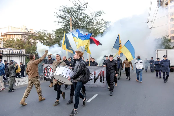 乌克兰奥德萨 左派激进极端分子的火炬游行伴随着骚乱 抗议者 示威者举着纳粹旗帜 焚烧烟花和烟雾弹 — 图库照片