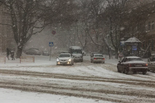 オデッサ ウクライナ 2018 強い降雪 冬の街でサイクロン 車は雪で覆われています 滑りやすい路面 冬の悪天候 大雪と吹雪 歩行者が雪の上に行く — ストック写真