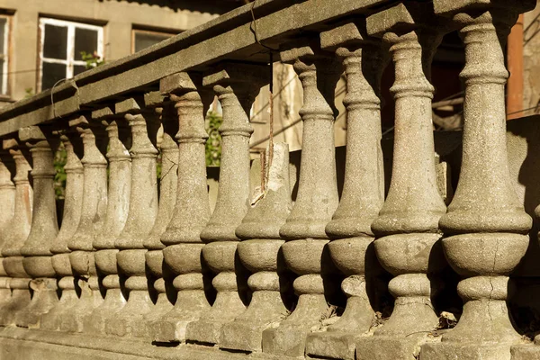 Старый Заросший Каменными Балюстрадами Старинный Антикварный Балкон Разрушенные Лестницы Перила — стоковое фото