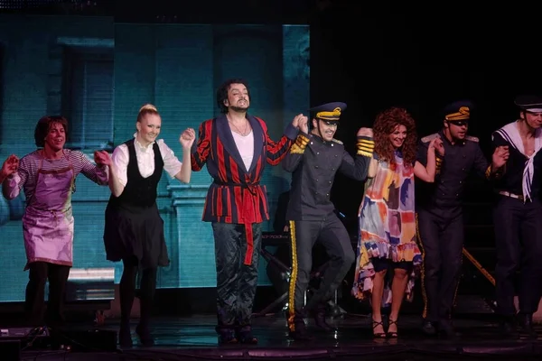 Odessa, Ukrayna, 17 Nisan 2012: Pop konser ikonik Rus şarkıcı Philip Kirkorov Odessa'daki. Ful ile parlak renkli ışık ve tiyatro gösterisi.