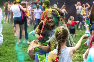 KRASNODAR, RUSSIA - May11,2018: Renkler Festivali, geleneksel Hint Holi festivali. Gençler Holi bayramında renkli pudra atarken eğleniyorlar. Renkli boya festivali. Renk Festivali