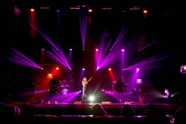 Odessa, Ukrayna - 20 Haziran 2014: bir konser yaratıcı ışık ve müzik sırasında klübünde gösterir. sahne alanı üzerinde bir kulüp partisi duman. Şarkıcı Tina Karol Ukrayna ve onun Caz Orkestrası