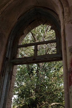 Mistik iç cephe terkedilmiş kalıntıları harap antik kale, binanın konak. Eski duvarlar, çöp ve çamur ile koridor mahvetti. Vandallar tarafından tahrip antik tarihi bina kalıntıları