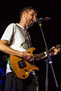 Odessa, Ukrayna - 24 Ağustos 2017: Büyük rock konseri popüler Rus rapçi, rock müzisyeni Noize Mc sahne alanı'ndaki popüler plaj spor ve müzik festivali Z-Oyunlar