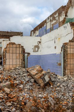 Eski endüstriyel fabrika binaları kalıntıları ile manzara. Moloz ile terk edilmiş bir fabrika iç yağma ve atık. Ukrayna ekonominin çöküşü. Odessa