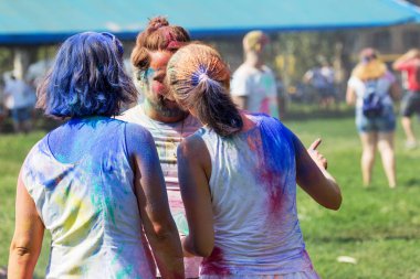 Odessa, Ukrayna - 5 Ağustos 2017: Gençler, bayanlar baylar bayram tatil sırasında renkli toz içine atma iyi eğlenceler. Festivali renkli boya. renkler aşk festival. Renk fest