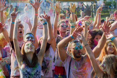 Odessa, Ukrayna - 5 Ağustos 2017: Gençler, bayanlar baylar bayram tatil sırasında renkli toz içine atma iyi eğlenceler. Festivali renkli boya. renkler aşk festival. Renk fest