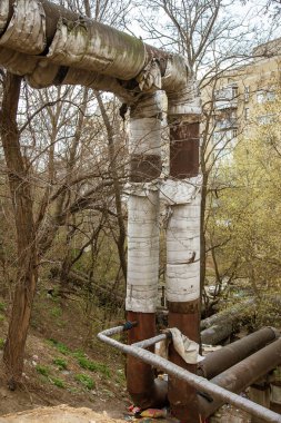 Eski yıpranmış şehir Isıtma ana. Şehir su kaynaklarının kırık kırık ısı yalıtımı. Dış boru hattı gurur duymaktadır. Zavallı çeyrek, bölge. Eski teknoloji. Yok edilen altyapı. Sanayi tip çöp