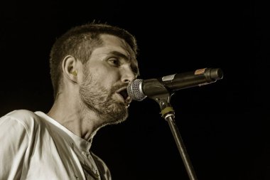 Odessa, Ukrayna-Ağustos 24,2017: popüler Rus rapçi, sahne alanı'ndaki popüler plaj spor ve müzik festivali Z-oyunları rock müzisyeni Noize Mc büyük rock konseri. Rap müzisyen Noize Mc. seçin focu